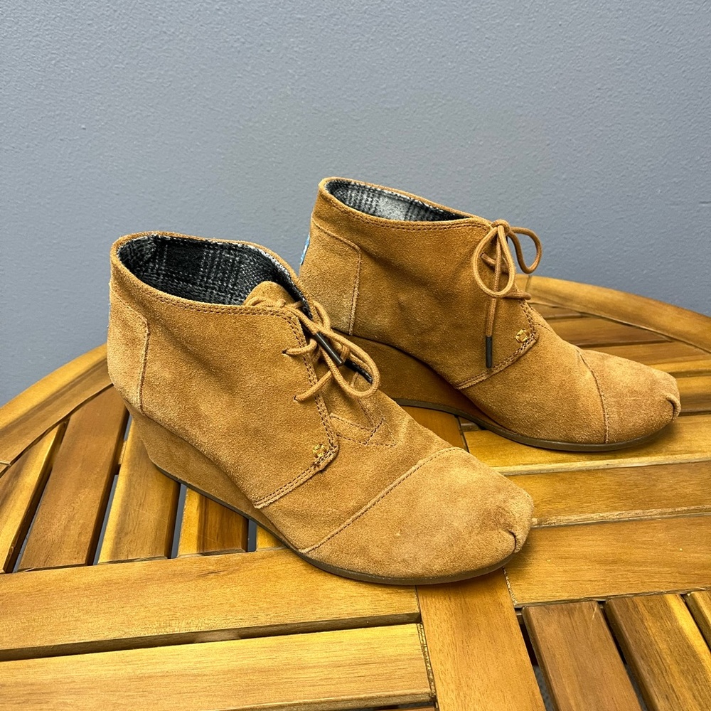 Tom’s suede wedges